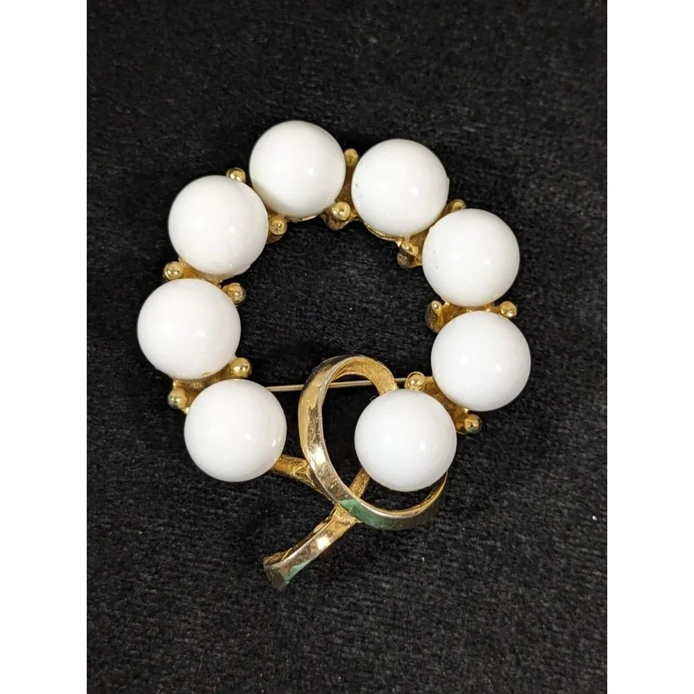 Vintage White Round Cabochon Gold Tone Wreath MOD‎ MCM Pin Brooch